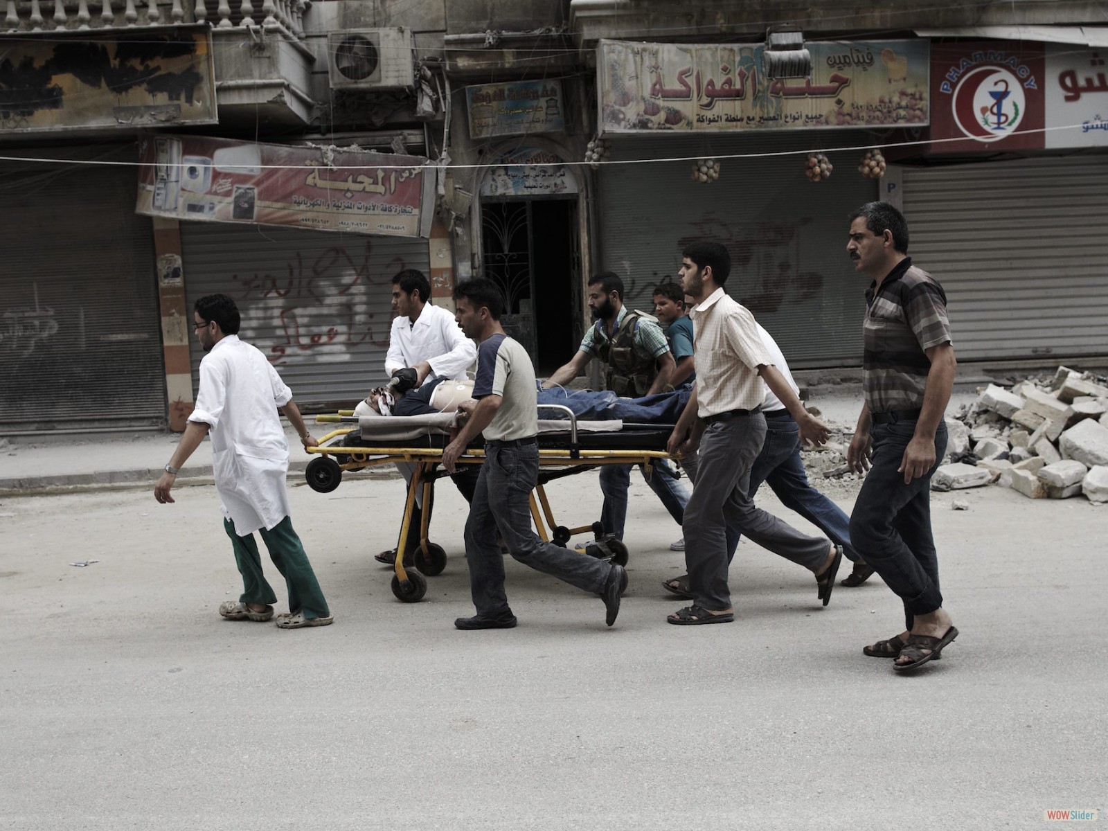 Un civil gravement blessé est évacué vers l’hôpital.
<br><i><b>

A severely wounded civilian being taken to hospital. </b></i><br><i>© Sebastiano Tomada - Sipa Press - 2013</i>

