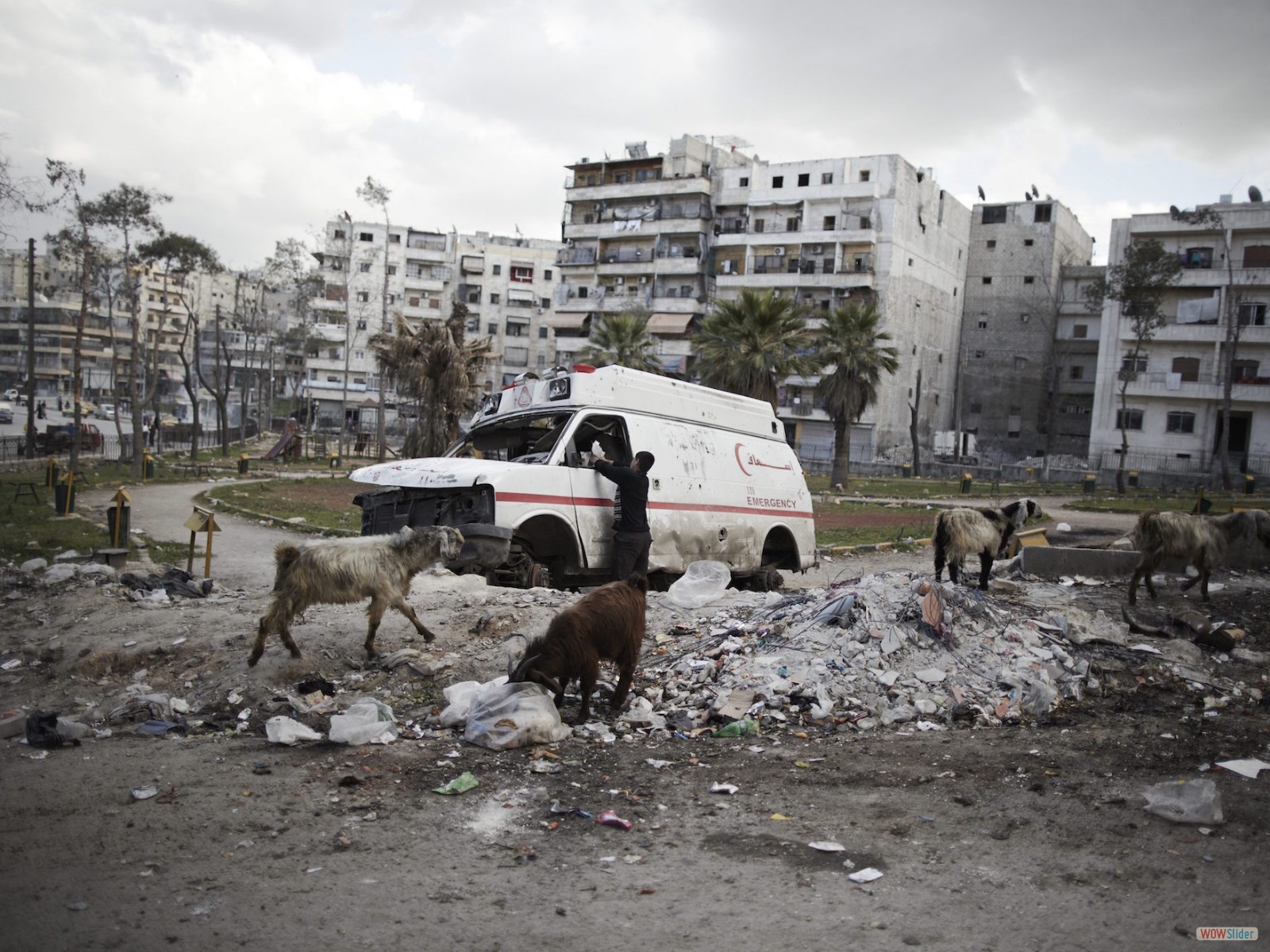 Une ambulance abandonnée à Machhad, un quartier de la partie libérée de la ville, devenu un des bastions de l'ASL.<br> <i> <b> An abandoned ambulance in Moshed, a neighborhood in a liberated part of the city which is a Free Syrian Army stronghold</b></i><br><i>© Sebastiano Tomada - Sipa Press - 2013</i>