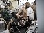 Un combattant de l’ASL tenant la main d’un camarade blessé, à l’hôpital Dar al-Shifa.
<br><i><b>

A Free Syrian Army fighter holding the hand of a wounded comrade at Dar al-Shifa hospital.
</b></i><br><i>© Sebastiano Tomada - Sipa Press - 2013</i>

