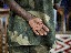 Un soldat pendant son interrogatoire. Une victime l’a identifié comme étant son agresseur. Elle a été violée la nuit et n’a pas pu voir son visage distinctement, mais elle se souvient qu’il avait une longue cicatrice sur l’avant-bras et qu’il lui manquait un pouce.

A soldier being questioned. A victim identified him as her attacker. She had been raped at night and while unable to see his face clearly, she recalled that he had a long scar on his forearm and a thumb missing.
