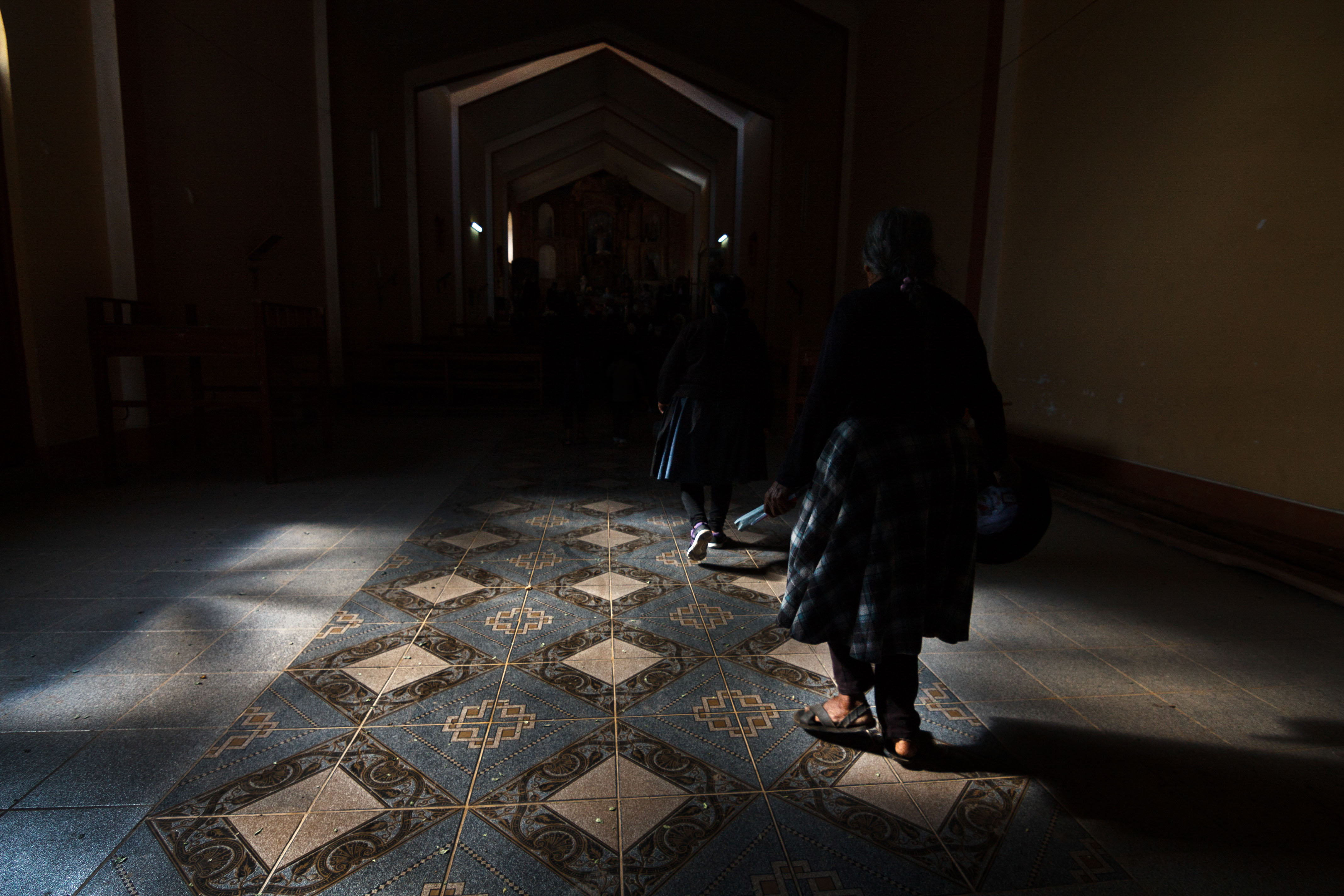 Les veuves de Cayara participent à une commémoration religieuse de leurs maris défunts. Ayacucho, 2016.
<br><i><b>Widows of Cayara attending a religious commemoration of their deceased husbands. Ayacucho 2016.</b></i>
