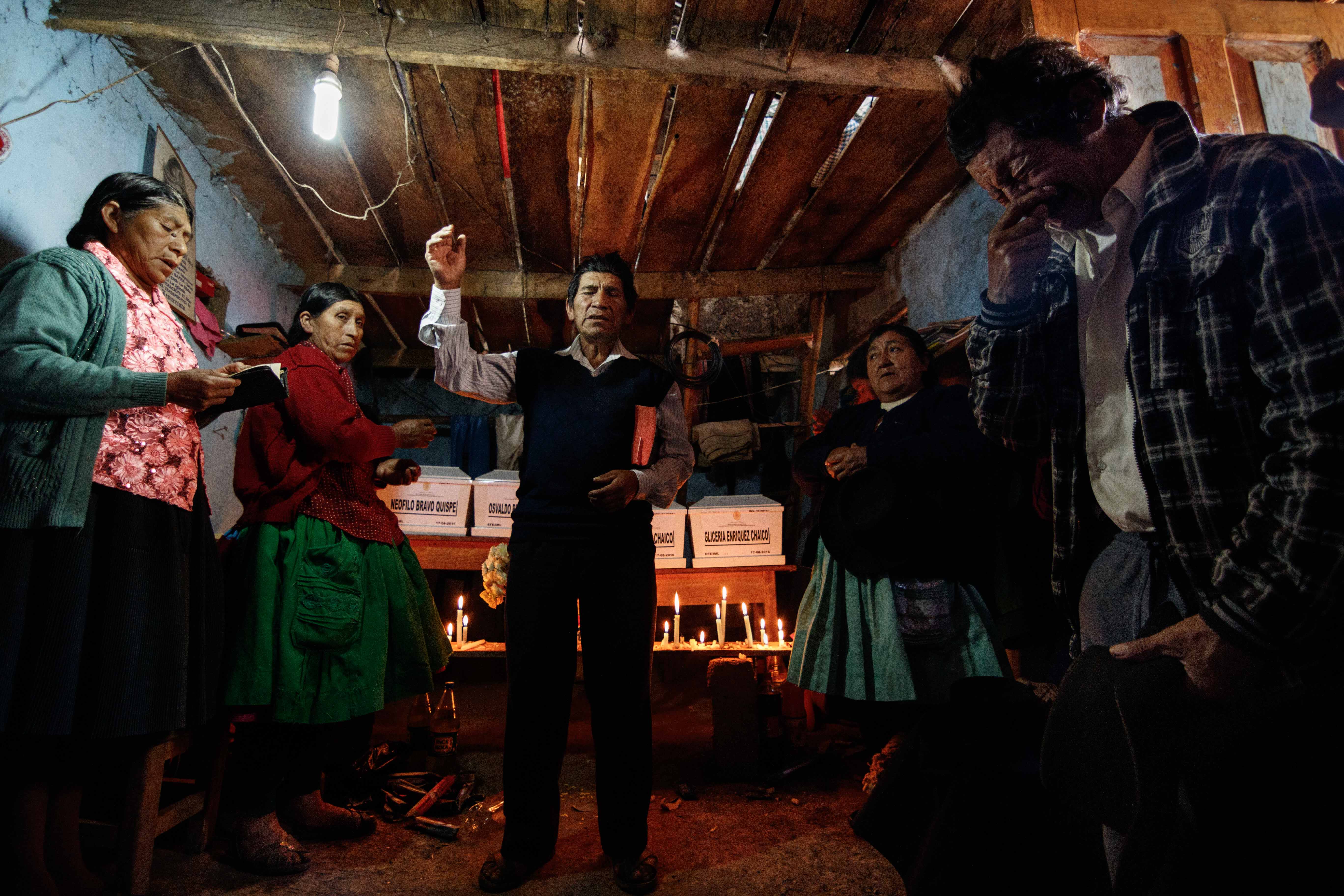 Le curé local avec un groupe de survivants qui prient pour leurs proches assassinés. Ayacucho, 2016.
<br><i><b>
The local priest together with women who survived, praying for their murdered relatives. Ayacucho 2016.</b></i>
