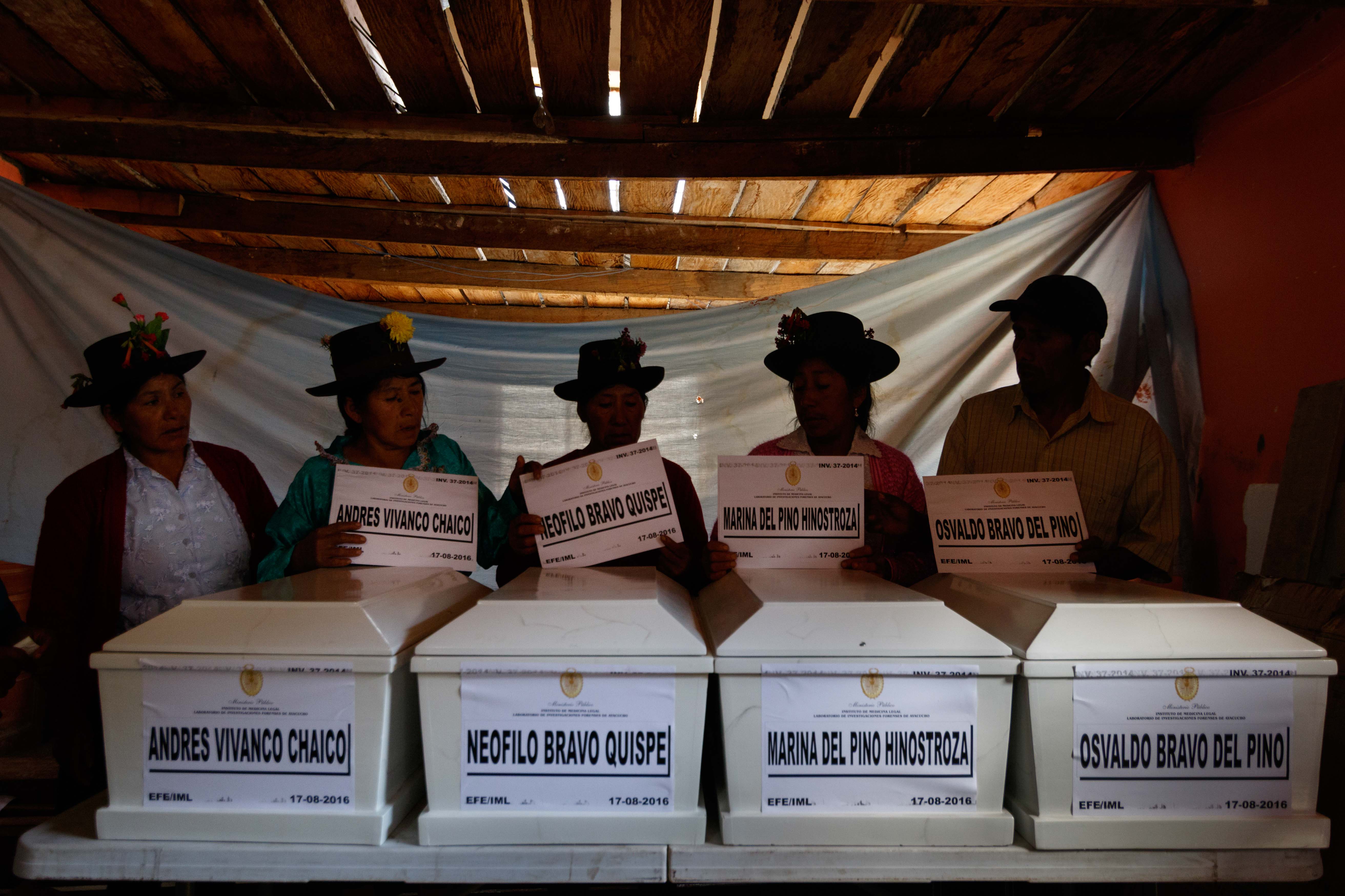 Les descendants des victimes ont enfin obtenu les certificats de décès de leurs parents, après 32 ans d’attente et de procédures juridiques. Ayacucho, 2016.
<br><i><b>
The descendants of victims finally obtained death certificates for their parents, after 32 years of waiting and legal procedures. Ayacucho 2016.</b></i>

