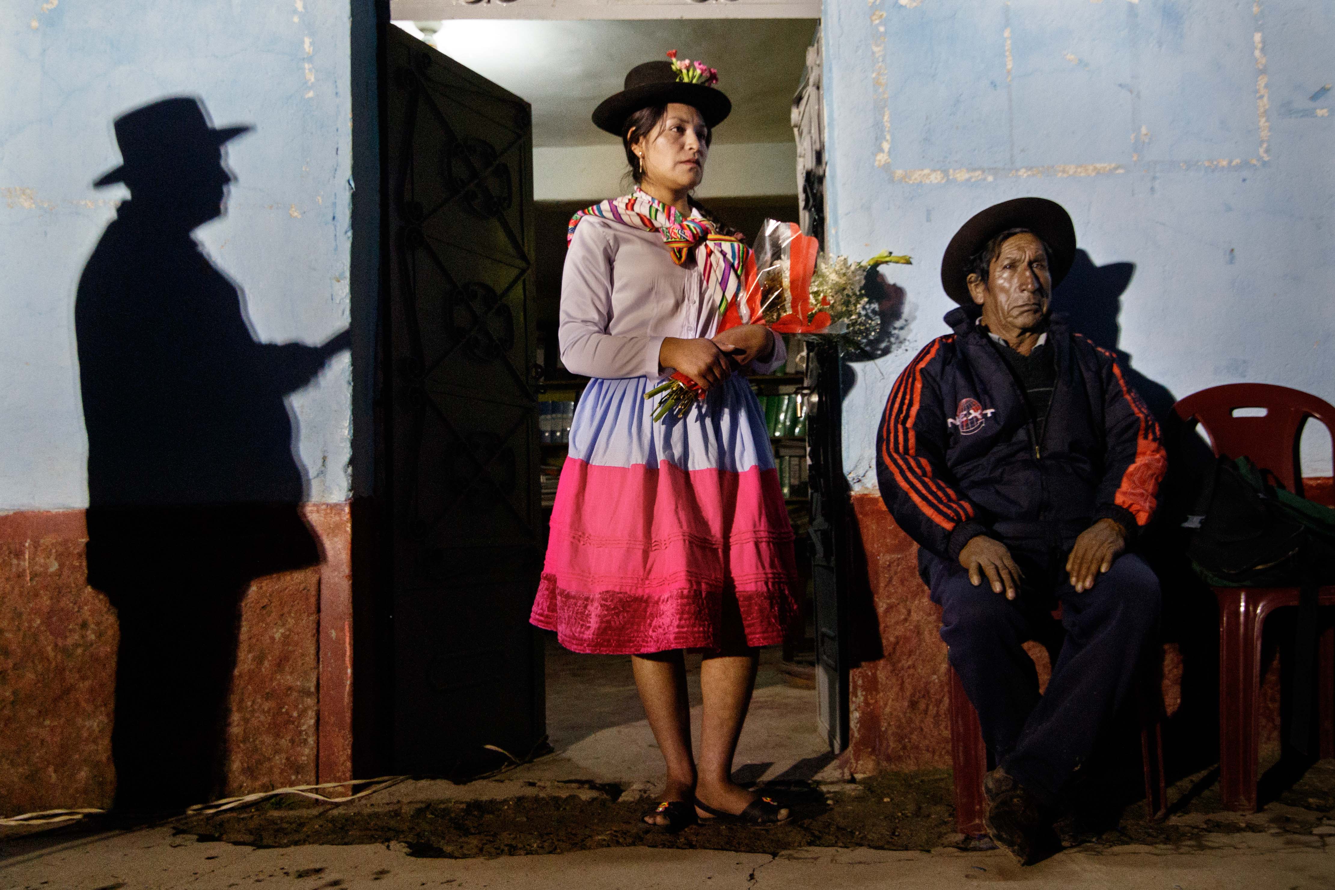 Une jeune femme de Cayara apporte des fleurs pour honorer les morts. Ayacucho, 2017.
<br><i><b>
A young woman from Cayara taking flowers to commemorate the dead. Ayacucho 2017.</b></i>
