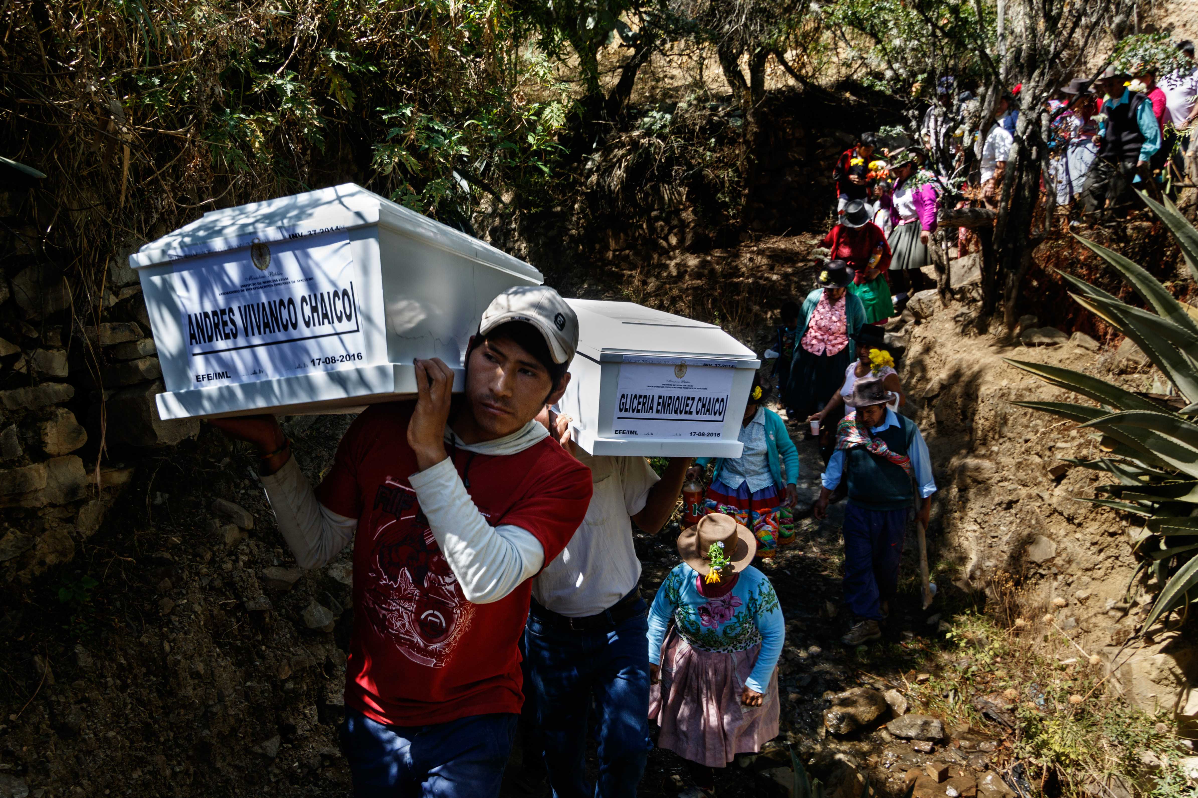 Des femmes accompagnent leurs proches assassinés jusqu’au cimetière. Ayacucho, 2016.<br><i><b>
Women following their murdered relatives to the cemetery. Ayacucho 2016.
</b></i>