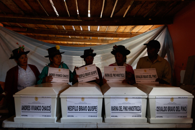 Les descendants des victimes ont enfin obtenu les certificats de décès de leurs parents, après 32 ans d’attente et de procédures juridiques. Ayacucho, 2016.
<br><i><b>
The descendants of victims finally obtained death certificates for their parents, after 32 years of waiting and legal procedures. Ayacucho 2016.</b></i>