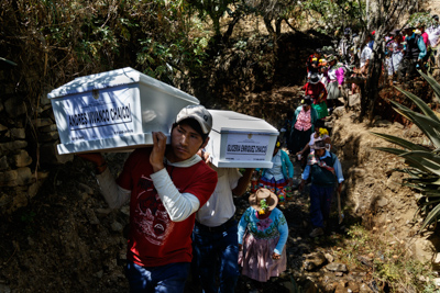 Des femmes accompagnent leurs proches assassinés jusqu’au cimetière. Ayacucho, 2016.<br><i><b>
Women following their murdered relatives to the cemetery. Ayacucho 2016.
</b></i>