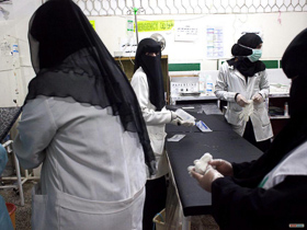  <p class='fr'>
Dans ce dispensaire improvisé, le personnel médical s’efforce de respecter les règles d’hygiène entre chaque arrivée de blessés.



	</p> <p class='en'>
	In the makeshift first aid center, medical staff endeavor to ensure basic hygiene as they deal with each new wave of casualties.

	</p>