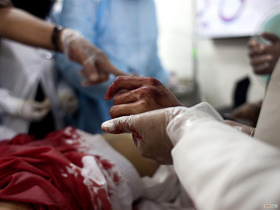  <p class='fr'>


Les femmes infirmières n’hésitent pas à avoir un contact physique réconfortant dans un pays musulman très conservateur.
	</p> <p class='en'>
	Female nurses do not shy away from physical contact when providing support and assistance in this highly conservative Muslim country.

	</p>