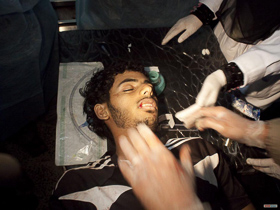  <p class='fr'>

Un jeune manifestant entre la vie et la mort, après avoir été blessé par balle lors des affrontements entre forces du pouvoir et opposants.

	</p> <p class='en'>
	A young demonstrator wavering between life and death, after being wounded in shooting between government and opposition forces.

	</p>
