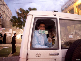  <p class='fr'>
Les ambulances prennent de gros risques et peuvent être victimes de balles perdues destinées aux opposants au cours des affrontements.


	</p> <p class='en'>
	Ambulances are at risk and can be hit by stray bullets aimed at demonstrators during clashes.

	</p>