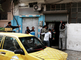 Syrie, Homs. Quartier de Khalidiyya. <p class='fr'>
	Lors de la manifestation hebdomadaire du vendredi, des civils blessés sont amenés dans un dispensaire tenu secret par peur de représailles. Les visages, les enseignes des commerces ou le numéro du taxi ont été floutés à la demande de la population.

	</p> <p class='en'>
	At the weekly demonstration on Friday, injured civilians are being taken to a medical center kept secret for fear of reprisals. The faces, shop signs and taxi number have been concealed at the request of the local community. </i></b>

	</p>