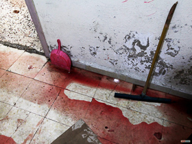  <p class='fr'>
	Syrie, Homs. Quartier de Bayada. Février 2012.

Le dispensaire clandestin est submergé par l’arrivée de nombreux blessés touchés par des tirs de mortiers sur le quartier.
	</p> <p class='en'>
	Bayada neighborhood. February 2012.

The secret medical center can barely cope with the number of persons hit by mortar fire in the district.
	</p>