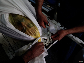  <p class='fr'>
	Quartier de Khalidiya, février 2012. La veille, dans la nuit, le quartier a subi un bombardement intensif provoquant la mort de 138 personnes. Le quartier est en état de choc. Pourtant, après la prière pour les morts, plusieurs milliers de manifestants expriment une détermination exacerbée et la volonté de poursuivre la contestation, quel qu’en soit le prix.
	</p> <p class='en'>
	Khalidiyya neighborhood, February 2012.

A heavy bomb attack on the area the night before killed 138 people and left the neighborhood in a state of shock. And yet, after praying for the dead, a few thousand demonstrators were even more determined to continue the protest, regardless of the cost.
	</p>