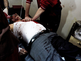  <p class='fr'>Syrie, Homs. Quartier de Khalidiyya, octobre 2011. Cet homme a été abattu sans sommation au barrage du rond-point al-Qahira pour avoir fait marche arrière lorsqu’il réalisa avoir manqué sa sortie. Sa femme était assise à côté de lui dans la voiture. La balle l’a atteint au cou. L’homme décédera quelque temps après, et cela malgré les efforts des médecins du centre de santé improvisé.

	</p> <p class='en'>
	Khalidiyya neighborhood, October 2011. The man was shot without warning at a roadblock at al-Qahira roundabout because he reversed after realizing he had missed the exit. His wife was beside him. He was shot in the neck and died later, despite efforts by the doctors in the makeshift medical center.
	</p>