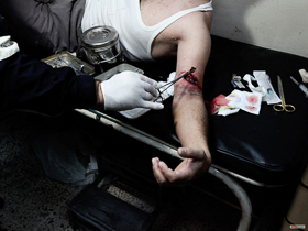  <p class='fr'>
	yrie, Homs. Quartier de Karm al-Zaytoun.

Un homme blessé par un sniper est évacué dans une camionnette qui est elle-même susceptible d’être la cible de tirs. L’homme blessé ne survivra pas.

	</p> <p class='en'>
	A man hit by sniper fire is evacuated in a vehicle which is then likely to be targeted. The man did not survive.
	</p>