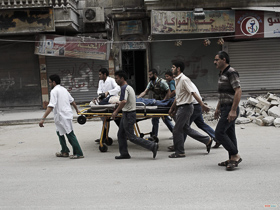  <p class='fr'>
	Un civil gravement blessé est évacué vers l’hôpital.
	</p> <p class='en'>
	A severely wounded civilian being taken to hospital.
	</p>