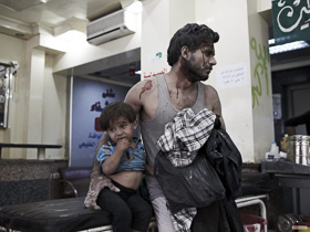  <p class='fr'>
	Après une attaque aérienne, un père et son fils attendent d’être soignés dans un des derniers hôpitaux encore debout à Alep.
	</p> <p class='en'>
	A father and son after an air attack, waiting for medical treatment in one of the last hospitals still standing in Aleppo.
	</p>
