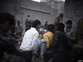  <p class='fr'>
	Des civils du quartier al-Sukkari, à la recherche de survivants, évacuent un blessé vers un hôpital de fortune, après un raid aérien des forces gouvernementales.

	</p> <p class='en'>
	Civilians in al-Sukkari neighborhood after an airstrike by government forces, searching for survivors and taking a victim to a makeshift hospital.
	</p>