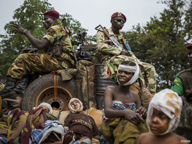  <p class='fr'>
	Des enfants peuls blessés sont gardés par des soldats de la force internationale africaine de la MISCA. Des anti-balaka ont attaqué leur village, tuant dix adultes et blessant de nombreux enfants.

	</p> <p class='en'>
	Wounded Peul children being guarded by soldiers with the African-led International Support Mission to the Central African Republic (MISCA). Anti-Balaka forces attacked the village, killing ten adults and wounding a large number of children.

	</p>
