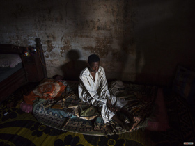  <p class='fr'>
	Ousman Mustapha souffre d’une infection d’origine inconnue qui le paralyse depuis une semaine. Comme 11 000 autres musulmans, il ne peut être soigné car il est enfermé dans le quartier musulman de Boda. Toute personne qui tente d’en sortir est attaquée par des anti-balaka.
	</p> <p class='en'>
	Ousman Mustapha has an undiagnosed infection and has been paralyzed for a week. As one of the 11 000 Muslims under siege in the Boda neighborhood, he cannot leave to get medical care. Any person attempting to go outside is attacked by anti-Balaka fighters.

	</p>