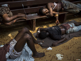  <p class='fr'>
	Des blessés sont étendus sur le sol à l’hôpital communautaire de Bangui lors des violences du 5 décembre 2013 pendant lesquelles les anti-balaka ont tenté de reprendre la ville.
	</p> <p class='en'>
	At Bangui Community Hospital, the people lying on the floor were wounded in the violence when anti-Balaka militia attempted to regain control of the city on December 5, 2013.

	</p>