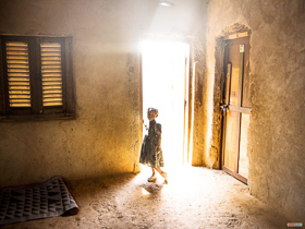  <p class='fr'>
	Cette petite fille vient de perdre un membre de sa famille, Fleury Domana, 21 ans, tuée deux jours plus tôt par une grenade lancée par un membre de la Séléka.
	</p> <p class='en'>During a ceremony for Fleury Domana (21) two days after she was killed by a Seleka grenade.

	</p>