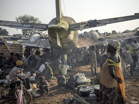  <p class='fr'>
	Près de 100 000 déplacés ayant fui les violences s’entassent à l’aéroport M’Poko de Bangui où est basée l’armée française. Les conditions sanitaires sont désastreuses et l’accès à la nourriture, à l’eau et aux soins quasi inexistant.
	</p> <p class='en'>
	Nearly 100 000 people fled the violence and became displaced persons crowding into M’Poko airport in Bangui where the French troops are based. There is no proper sanitation or hygiene, and almost no access to food, water or medical care.

	</p>