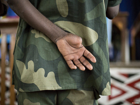  <p class='fr'>
	Un soldat pendant son interrogatoire. Une victime l’a identifié comme étant son agresseur. Elle a été violée la nuit et n’a pas pu voir son visage distinctement, mais elle se souvient qu’il avait une longue cicatrice sur l’avant-bras et qu’il lui manquait un pouce.
	</p> <p class='en'>
	A soldier being questioned. A victim identified him as her attacker. She had been raped at night and while unable to see his face clearly, she recalled that he had a long scar on his forearm and a thumb missing.
	</p>