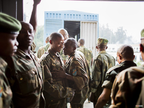  <p class='fr'>
	Les vingt-cinq sous-officiers accusés et placés en garde à vue remontent dans le fourgon à la fin de la journée. Douze officiers ont été inculpés sans être placés en garde à vue.
	</p> <p class='en'>
	The twenty-five lower-ranking soldiers accused and held in custody getting into a truck at the end of the day. Twelve senior officers were charged but not held in custody.
	</p>