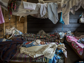  <p class='fr'>
	Un nourrisson âgé de deux semaines dans le refuge pour les victimes de violences sexuelles créé par Rebecca Masika Katsuva, elle-même victime de viol. (Village de Buganga, près de Minova.)
	</p> <p class='en'>
	A 2-week-old infant at the shelter for victims of sexual violence founded by a rape survivor, Rebecca Masika Katsuva. (Village of Buganga near Minova.)
	</p>