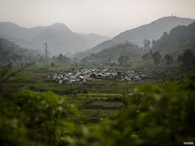  <p class='fr'>
	Le camp de Mubimbi, près de Minova, accueille des personnes déplacées en raison du conflit en République démocratique du Congo. Onze des victimes qui témoignent pendant le procès vivaient dans le camp au moment des attaques, en novembre 2012.
	</p> <p class='en'>The small camp of Mubimbi near Minova houses persons displaced by the ongoing conflict in the Democratic Republic of Congo. Eleven of the victims who testified were living here at the time of the attacks in November 2012.</b></i>


	</p>