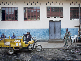  <p class='fr'>
	Derrière l’amphithéâtre de l’école, Amani Mirielle Kahatwa, membre de l’équipe de dix procureurs congolais soutenus par l’American Bar Association (barreau américain). Tous ont reçu des menaces.
	</p> <p class='en'>
	Behind the school auditorium, Amani Mirielle Kahatwa, one of the team of ten Congolese prosecutors, supported by the American Bar Association. All received threats.

	</p>