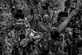 <p class='fr'>
	Des membres de l’ELN dans leur camp. Entre 25 et 50 % des enfants soldats sont des filles. Chocó, 17 février 2014.
	</p> <p class='en'>
	Members of the ELN (Ejercito de Liberación Nacional) at their camp. A quarter to half of the child combatants are girls. Chocó, Colombia, February 2014.
	</p>