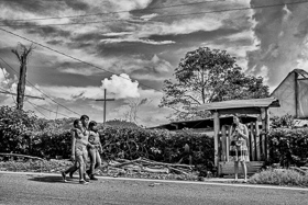<p class='fr'>
	Maritza, Dalia et María sur la route principale menant au centre de réinsertion pour enfants soldats démobilisés. Les jeunes y acquièrent des compétences en agriculture avant de retourner dans leur communauté. Caldas, septembre 2014.
	</p> <p class='en'>
	Maritza, Dalia and María on the main road leading to the support center for demobilized child soldiers where they are taught farming skills before they return to their communities. Caldas, Colombia, September 2014.
	</p>