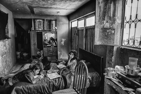  <p class='fr'>
	Angela (à droite) et ses sœurs Marcela et Angy font leurs devoirs dans une maison louée où vivent onze personnes. Marcela, Angy, leurs parents et leur frère Edinson étaient tous membres des FARC. Soacha, Bogota, juin 2015.
	</p> <p class='en'>
	Angela (R) and her sisters Marcela and Angy doing their homework in the rented house where eleven people live. Marcela, Angy, their father, mother and brother Edinson were all members of the FARC. Soacha, Bogotá, June 2015.
	</p>