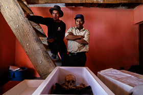 Ayacucho, 2016 <p class='fr'>
	Trente-deux ans après l’assassinat de Zosima Bravo par un groupe terroriste, sa dépouille mortelle est rendue à ses fils.
	</p> <p class='en'>

Thirty-two years after Zosima Bravo was killed by a terrorist group, her remains have been returned to her sons. </p>