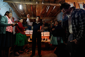 Ayacucho, 2016 <p class='fr'>
	Le curé local avec un groupe de survivants qui prient pour leurs proches assassinés.
	</p> <p class='en'>
	The local priest together with women who survived, praying for their murdered relatives.
	</p>