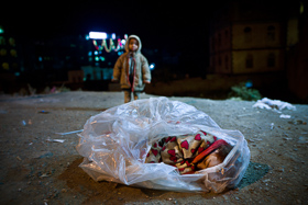Ibb, Yemen- 2017, Nov:  <p class='fr'>Des enfants déplacés par la guerre, dorment dans la rue à Ibb. La guerre a fait plus de 2 millions de déplacés au Yémen.
</p> <p class='en'>Displaced children are sleeping in the streets in Ibb. There are more tan 2 millions displaced persons in the country because of the war.</p>
