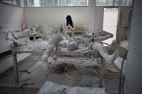 Sanaa, Yemen- 2017, Nov:  <p class='fr'>Une femme fabrique des prothèses au Centre de physiothérapie pour les amputés de Sanaa. Le pays compte plus de 6000 amputés dûs à la guerre.
</p> <p class='en'>A woman is making prothesis in the Physiotherapist centre in Sanaa. The country claims more than 6000 war amputees.</p>
