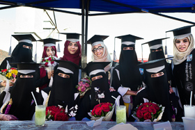 Sanaa, Yemen- 2017, Nov:
<p class='fr'>Les filles sont désormais plus nombreuses dans les Universités de Sciences, IT, Droit. Les femmes sont prêtes à endosser de nouveaux rôle décisifs, sortir du carcan traditionnel. De jeunes diplômées célèbrent l’obtention de leurs diplômes dans un restaurant à Sanaa. </p> <p class='en'>Girls are outnumbering boys in IT, Sciences, Law universities. Ready to have a playing role in Yemeni traditional society. Newly graduated girls are celebrating in a restaurant in Sanaa.</p>