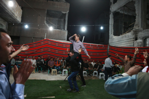 <p class='fr'>
	Fête de mariage au milieu des immeubles en ruines. Hamouria, près de Damas, 25 octobre 2017.
	</p> <p class='en'>

A wedding celebration in the middle of bomb-damaged buildings. Hamouria, eastern Ghouta, near Damascus, October 25, 2017. </p>