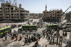 <p class='fr'>
	Civils et rebelles s’apprêtent à monter dans des autobus lors de l’évacuation de la ville d’Arbin, près de Damas. Ghouta orientale, 25 mars 2018.


	</p> <p class='en'>
Civilans and rebel fighters about to board buses during the evacuation of the town of Arbin. Eastern Ghouta, near Damascus, March 25, 2018.
	</p>
