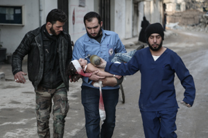  <p class='fr'>
	Des bénévoles de la Défense civile syrienne portent une fillette sauvée des décombres après des frappes aériennes attribuées aux forces russes et syriennes sur la ville de Hamouria, aux mains des rebelles, Ghouta orientale, 6 janvier 2018.

	</p> <p class='en'>
	Syrian Civil Defense volunteers with a little girl rescued from the rubble after Syrian and Russian forces reportedly bombed the rebel-held town of Hamouria, Eastern Ghouta, January 6, 2018

	</p>