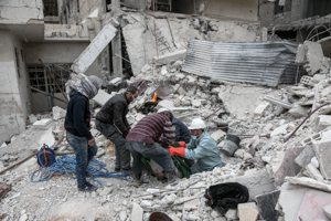  <p class='fr'>
	Après des frappes aériennes imputées aux forces du régime, des membres de la Défense civile syrienne à la recherche de survivants trouvent le corps d’une victime sous un bâtiment détruit dont le sous-sol servait d’abri anti-bombe.
	</p> <p class='en'>
After bombing reported to be by government forces, Syrian Civil Defense volunteers searching for survivors retrieve the body of a victim beneath a collapsed building where the basement was used as a makeshift bomb shelter.

	</p>