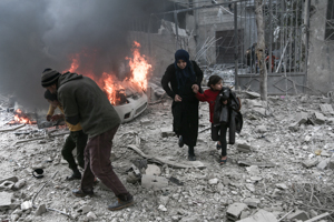 <p class='fr'>
	Des civils courent pour se mettre à l’abri après des frappes aériennes sur la ville de Hamouria, aux mains des rebelles, Ghouta orientale, 6 janvier 2018.

	</p> <p class='en'>
	Civilians running for cover after a bombardment targeting the rebel-held town of Hamouria. Eastern Ghouta, January 6, 2018.

	</p>