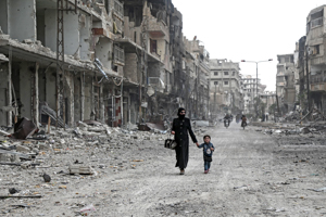  <p class='fr'>
Une femme et son enfant marchent dans une rue en ruines, pendant que civils et rebelles se préparent à évacuer l’une des dernières poches rebelles. Arbin, près de Damas, Ghouta orientale, 24 mars 2018.
	</p> <p class='en'>
A women and child in the street as civilians and rebels prepare to evacuate one of the few remaining rebel-held pockets. Arbin, eastern Ghouta, near Damascus, March 24 2018.
	</p>