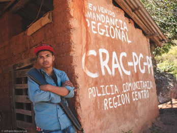 <p class='fr'>
Un jeune volontaire d’un groupe d’auto-défense de la région Centro. Depuis janvier 2019, la ville de Rincón De Chautla a subi des attaques répétées menées par un cartel. Mexique ; Guerrero; Rincón De Chautla; 28/01/19	</p> <p class='en'>
</p> <p class='en'>
Young community police volunteer from Region Centro. As of January 2019 the town of Rincón De Chautla underwent repeated attacks by a cartel. Mexico; Guerrero; Rincon De Chautla; 28/01/19
</p>