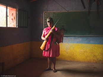  <p class='fr'>
Depuis début 2019, de nombreuses attaques menées par un cartel ont frappé la ville de Rincón De Chautla obligeant ses habitants à se défendre. Portrait d'une mère avec son enfant qui a choisi de rejoindre le groupe d’auto-défense de la ville.
Mexique; Guerrero; Rincón De Chautla; 10/06/19

	</p> <p class='en'>
Since the beginning of 2019, numerous attacks on part of a cartel struck the town of Rincón De Chautla forcing its residents to defend themselves. Portrait of a mother with her child who chose to take part in the town's community police. Mexico; Guerrero; Rincón De Chautla; 10/06/19

	</p>