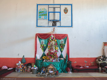  <p class='fr'>
Autel fabriqué par les populations déplacées de Leonardo Bravo dans l’auditorium de Chichihualco.
Mexique, Guerrero, Chichihualco, 26/01/19

	</p> <p class='en'>
Altar made by the displaced of Leonardo Bravo in the auditorium of Chichihualco. Mexico; Guerrero; Chichihualco; 26/01/19
	</p>